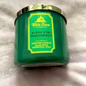 Scented candle Aloha kiwi passion fruit made with essential oils.